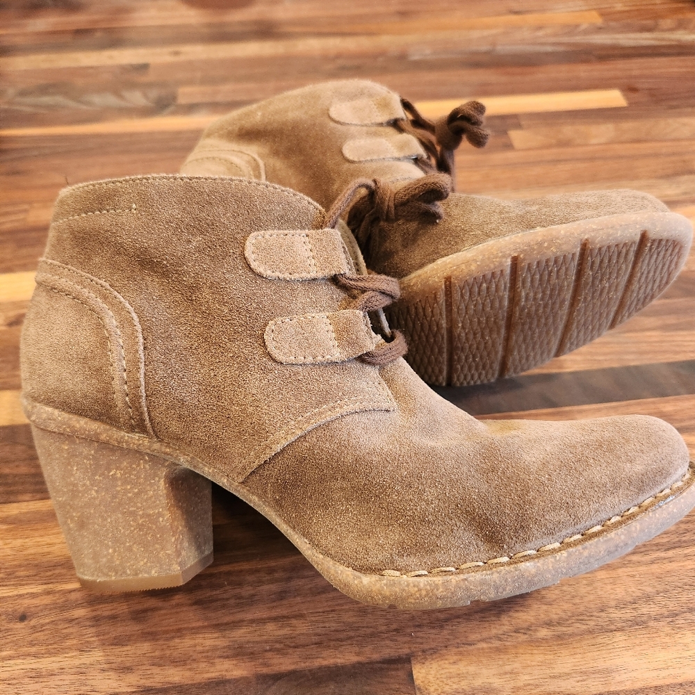 Clarks Artisan Carleta Lyon Ankle Boots Suede Taupe/Lt Brown Womens Size 8